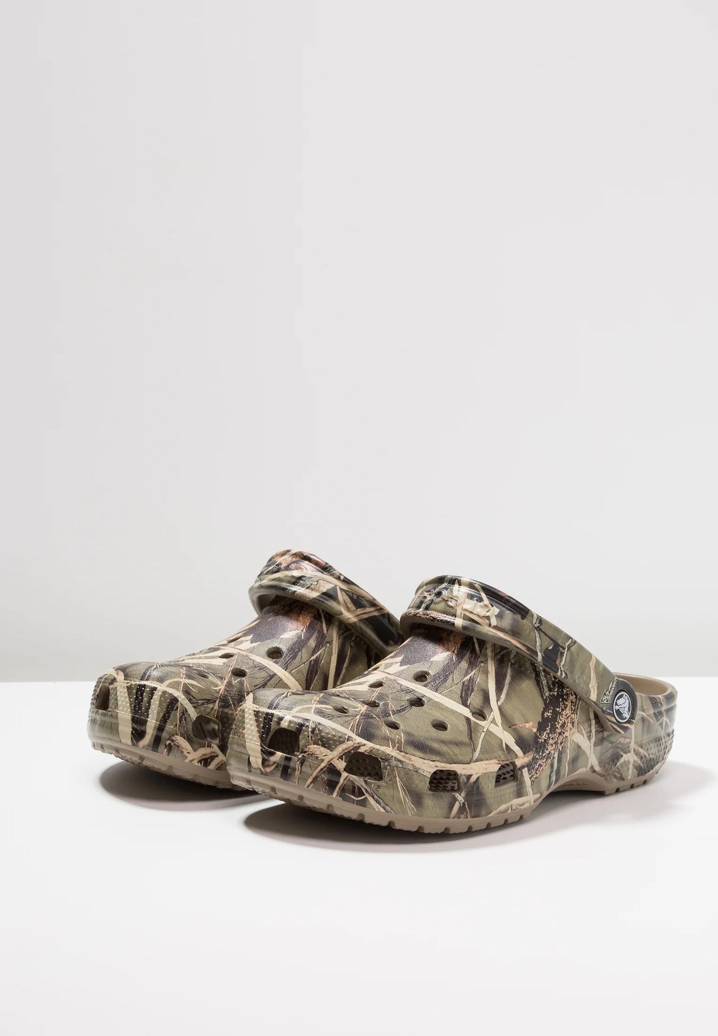 Crocs CLASSIC REALTREE - Sabots - khaki